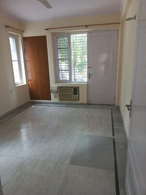 Room in 3 BHK Builder Floor at Omaxe Designer Villas Mayfield Garden, Sector 51 – for Rent