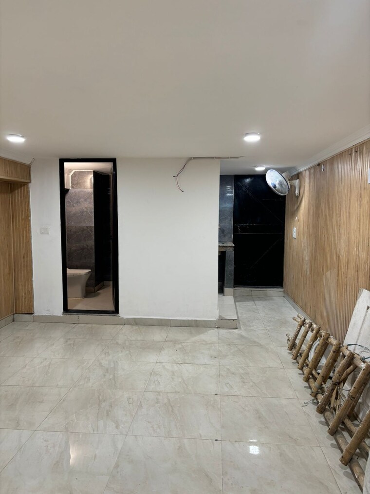 Room, lajpat nagar i Commercial Showroom 1060 Sq.Ft. In Lajpat Nagar I Delhi 9207973