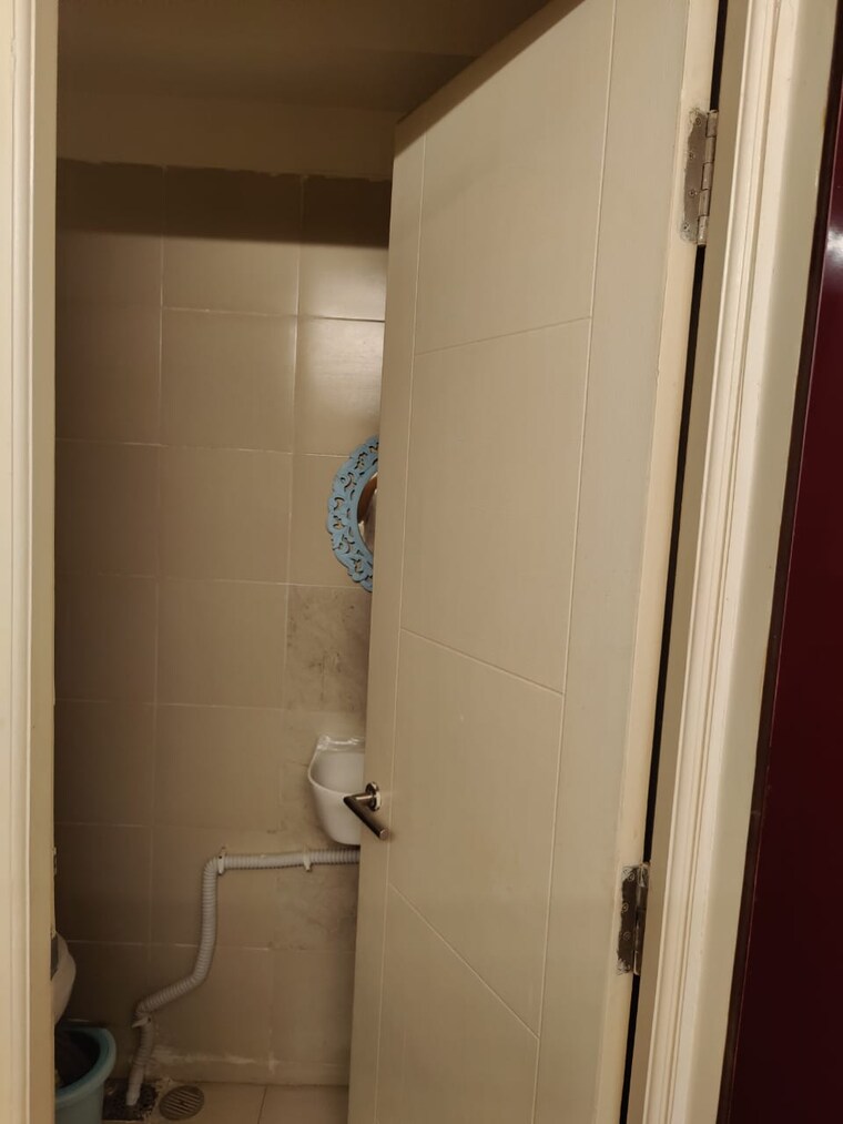 Bathroom, emaar-emerald-estate 3 Bedroom 1395 Sq.Ft. Apartment In Sector 65 Gurgaon 9207946