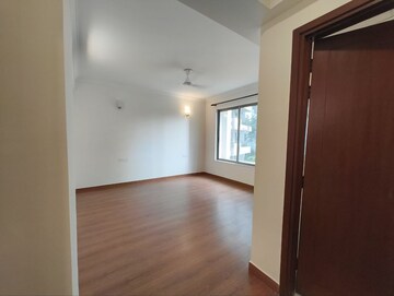 Room in 3 BHK Apartment at Parsvnath Exotica, Sector 53 – for Rent