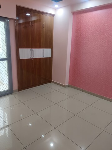 Room in 3 BHK Apartment at Gulshan Bellina, Sector 16 Greater Noida – for Rent