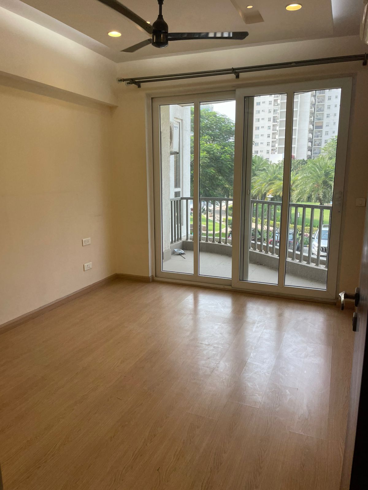 3 BHK + Servant Room Apartment For Rent in Emaar The Palm Drive-The Premier Terraces