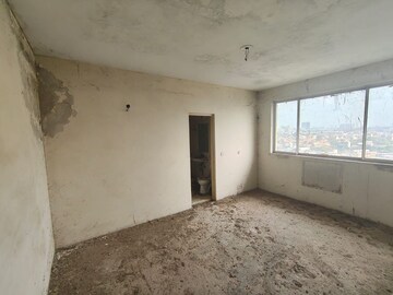 Room in 3 BHK Apartment at DLF Ridgewood Estate, Dlf Phase iv – for Sale