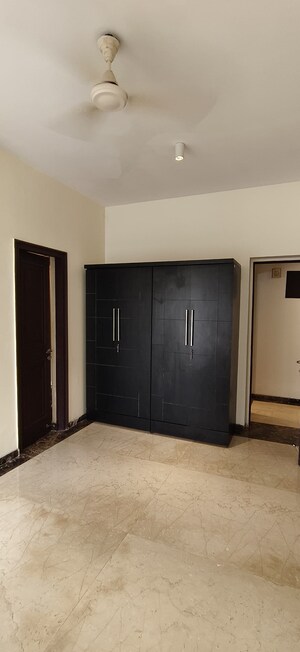 Room in 2 BHK Apartment at Windermere CHS Andheri West, Andheri West – for Rent