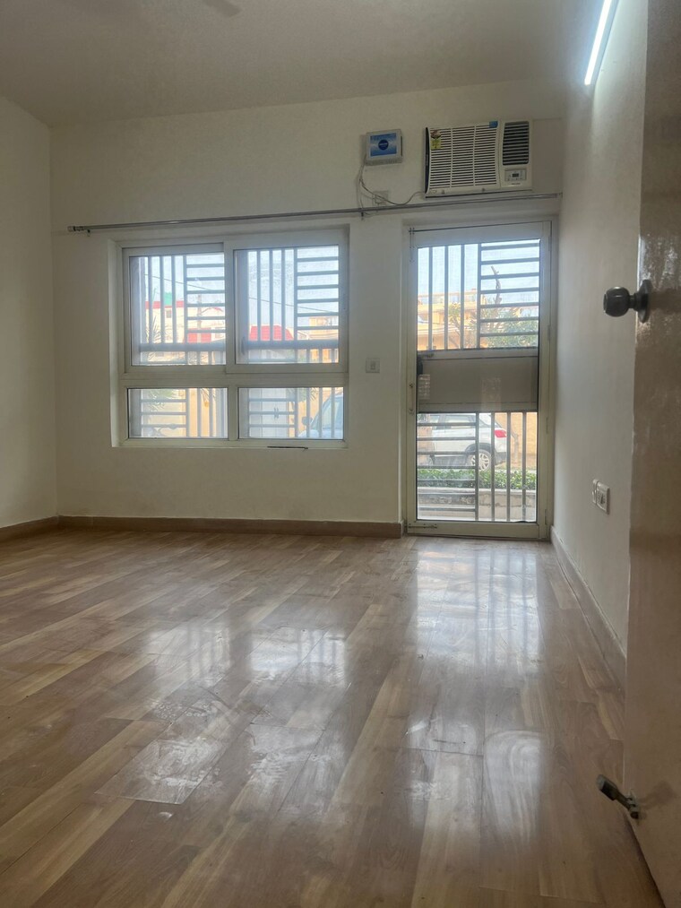 Room, puri-aman-vilas 3 Bedroom 1680 Sq.Ft. Apartment In Sector 89 Faridabad 9208333