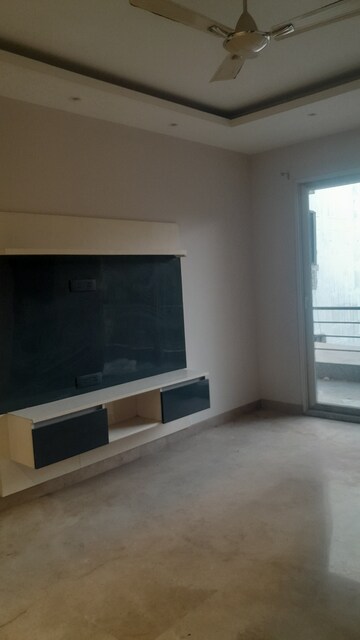 Furnished Amenities in 2 BHK Builder Floor at Unitech South City II, Sector 50 – for Rent