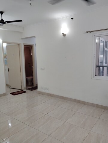 Room in 3 BHK Apartment at Gaur City 2 - 14th Avenue, Sector 16c Greater Noida – for Rent