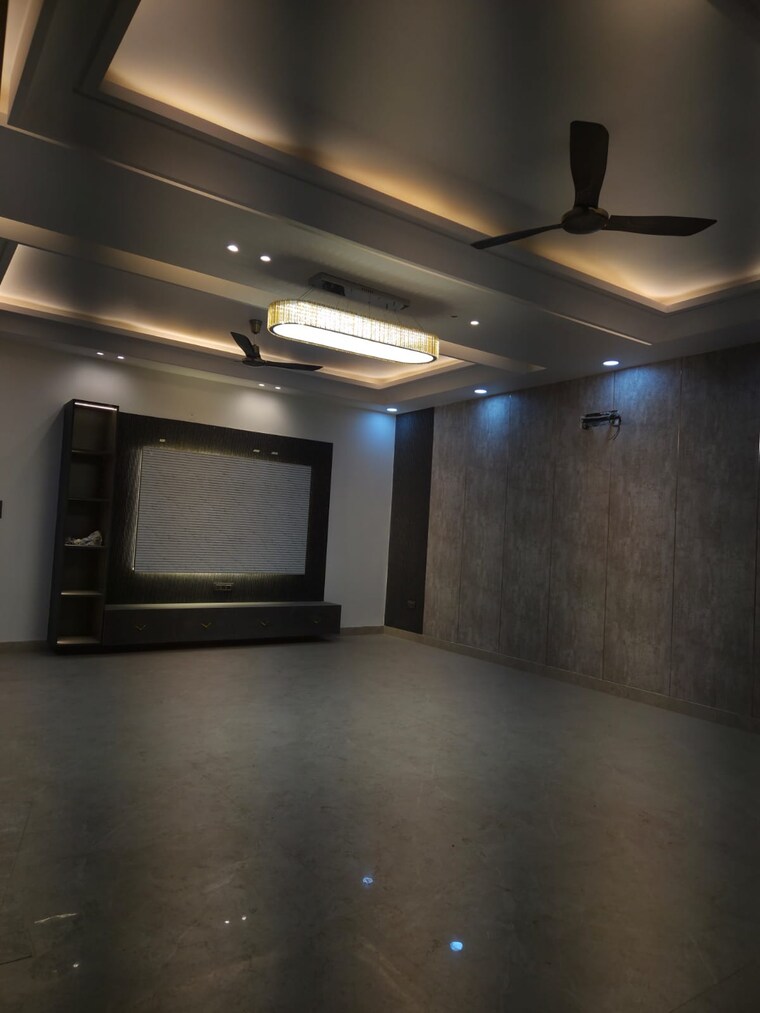 Room, bptp-district 3 Bedroom 250 Sq.Yd. Builder Floor In Sector 81 Faridabad 9208393