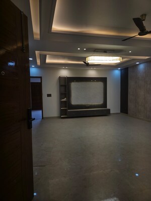 Room in 3 BHK Builder Floor at BPTP District, Sector 81 – for Rent