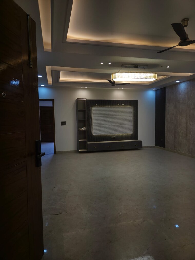 Room, bptp-district 3 Bedroom 250 Sq.Yd. Builder Floor In Sector 81 Faridabad 9208393