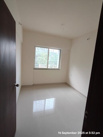 Room in 2 BHK Apartment at Majestique Towers, Kharadi – for Rent