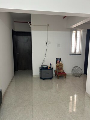 Room in 2 BHK Apartment at Majestique Towers, Kharadi – for Rent