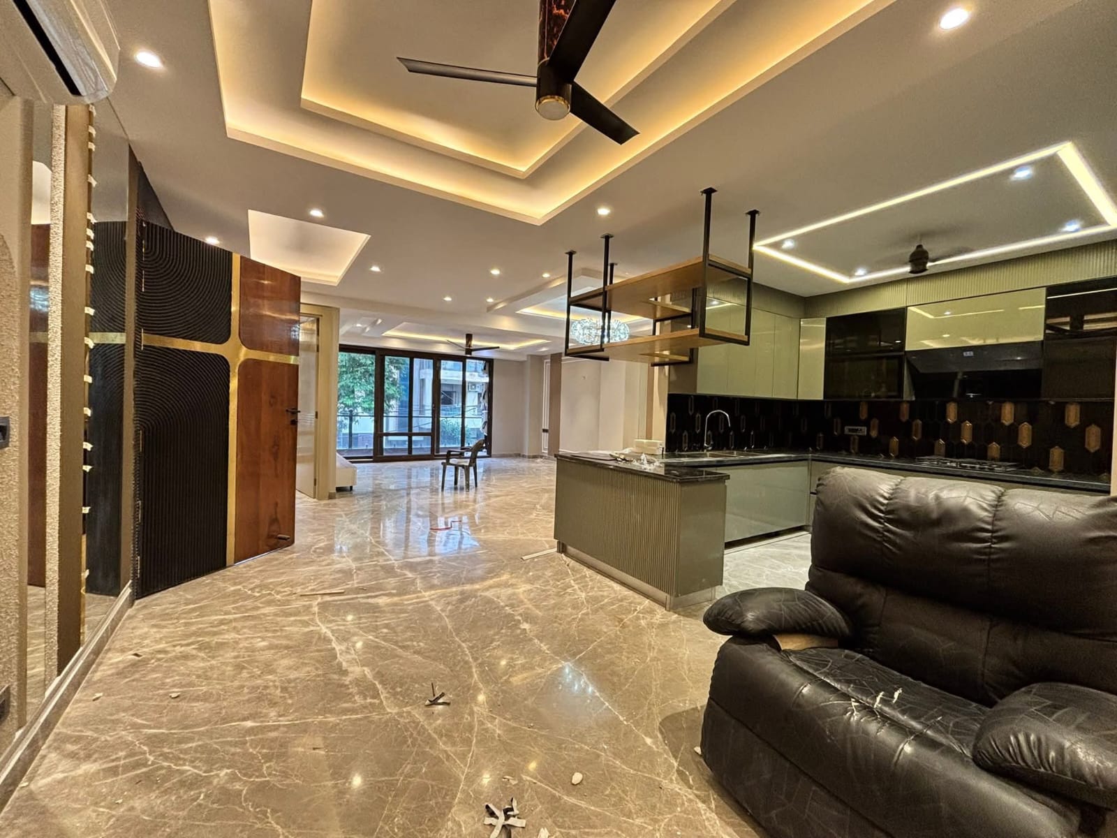 4 BHK + Servant Room 2500 Sq.Ft. Builder Floor in Sushant Lok 2