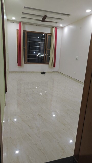 Room in 3 BHK Builder Floor at Orchid Island, Sector 51 – for Rent