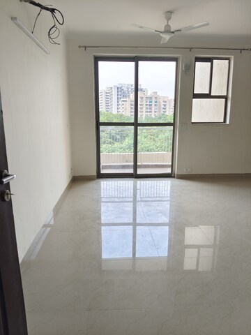 Room in 2 BHK Apartment at Unitech Uniworld Gardens 2, Sector 47 – for Rent