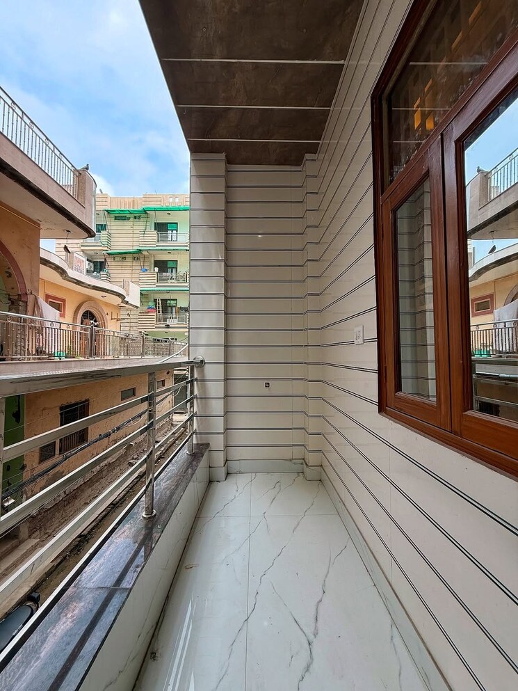 Balcony, uttam nagar 3 Bedroom 75 Sq.Yd. Builder Floor In Uttam Nagar Delhi 9208540