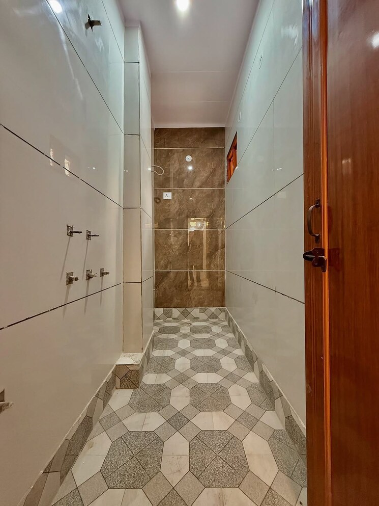 Bathroom, uttam nagar 3 Bedroom 75 Sq.Yd. Builder Floor In Uttam Nagar Delhi 9208540