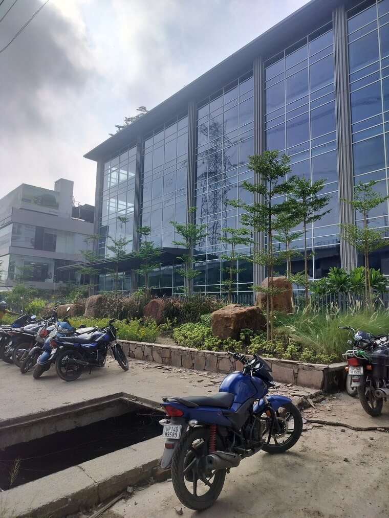  Parking, galaxy-blue-sapphire-plaza Commercial Shop 380 Sq.Ft. In Sector 4 Greater Noida Greater Noida 9208572