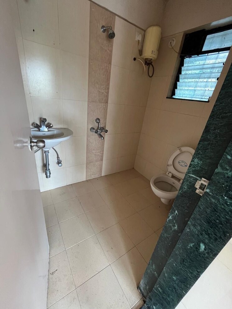 Bathroom, sharada-spandan-apartments 2 Bedroom 1101 Sq.Ft. Apartment In Warje Pune 9208591