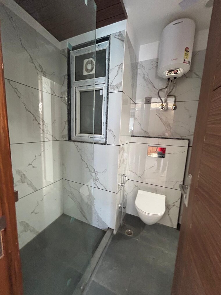Bathroom, sector 23 3 Bedroom 2250 Sq.Ft. Builder Floor In Sector 23 Gurgaon 9208602