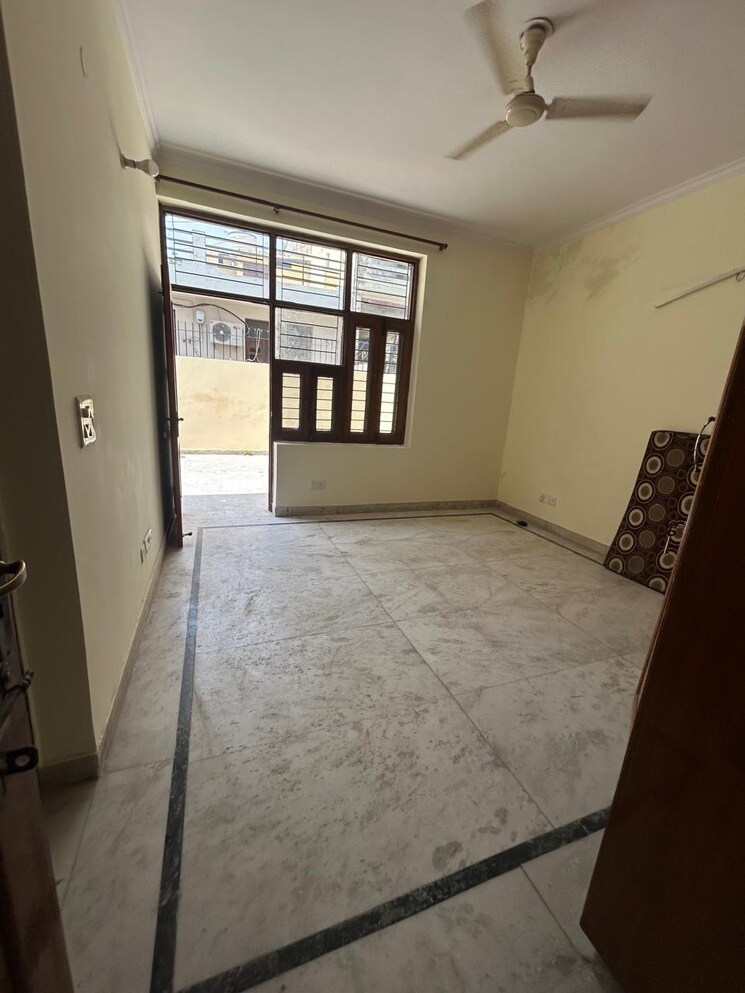 Room, sector 23 2.5 Bedroom 1600 Sq.Ft. Independent House In Sector 23 Gurgaon 9208611