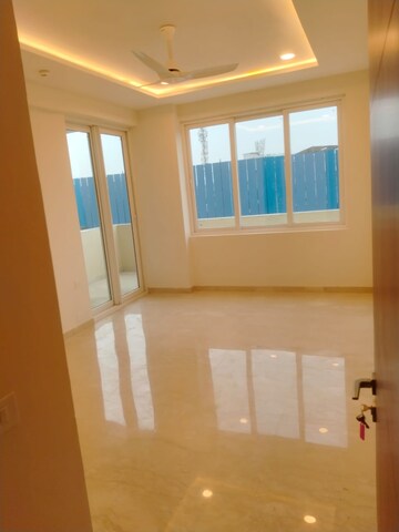 Room in 3.5 BHK Apartment at Ambience Creacions, Sector 22 – for Rent