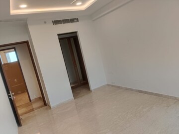 Room in 3.5 BHK Apartment at Ambience Creacions, Sector 22 – for Rent