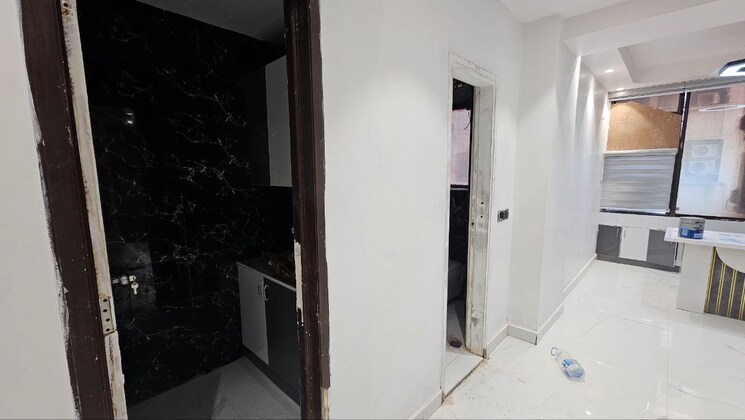 Room, netaji subhash place Commercial Office Space 745 Sq.Ft. In Netaji Subhash Place Delhi 9208697