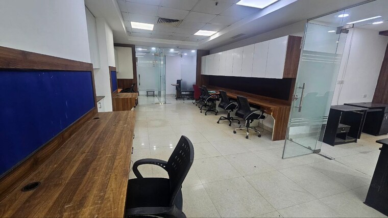  Parking, netaji subhash place Commercial Office Space 1039 Sq.Ft. In Netaji Subhash Place Delhi 9208701