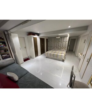 Team Area in 4 BHK Apartment at Juhu Scheme, Juhu – for Rent