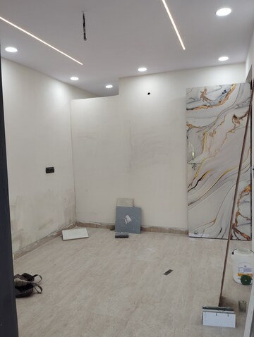 Room in 2.5 BHK Apartment at Navbharat Apartments, Paschim Vihar – for Rent