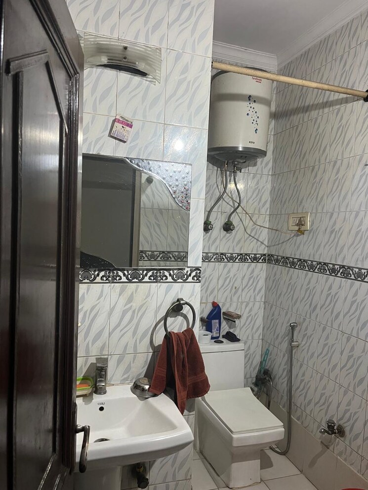 Bathroom, lajpat nagar ii 2 Bedroom 900 Sq.Ft. Builder Floor In Lajpat Nagar ii Delhi 9208931