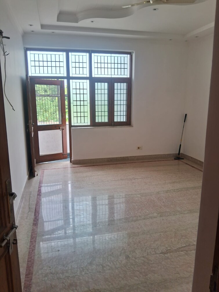 Room, sector 122 6+ Bedroom 360 Sq.Mt. Independent House In Sector 122 Noida 9209010