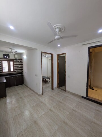 Room in 2 BHK Apartment at Ansal Sushant Apartments, Sushant Lok I – for Rent