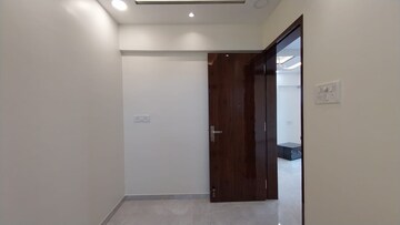 Room in 2.5 BHK Apartment at Anand CHS Goregaon, Goregaon East – for Rent