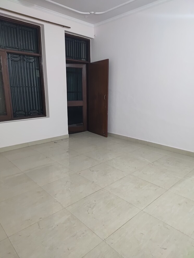 Balcony, rwa-apartments-sector-52 2 Bedroom 300 Sq.Mt. Builder Floor In Sector 52 Noida 9209185