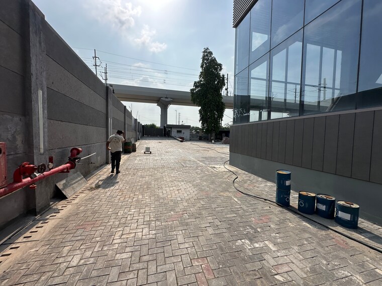  Parking, sector 27a Commercial Showroom 80000 Sq.Ft. In Sector 27a Faridabad 9209189