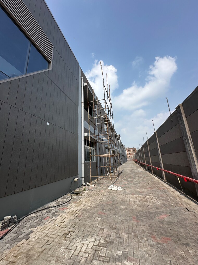 Exterior View, sector 27a Commercial Showroom 80000 Sq.Ft. In Sector 27a Faridabad 9209189