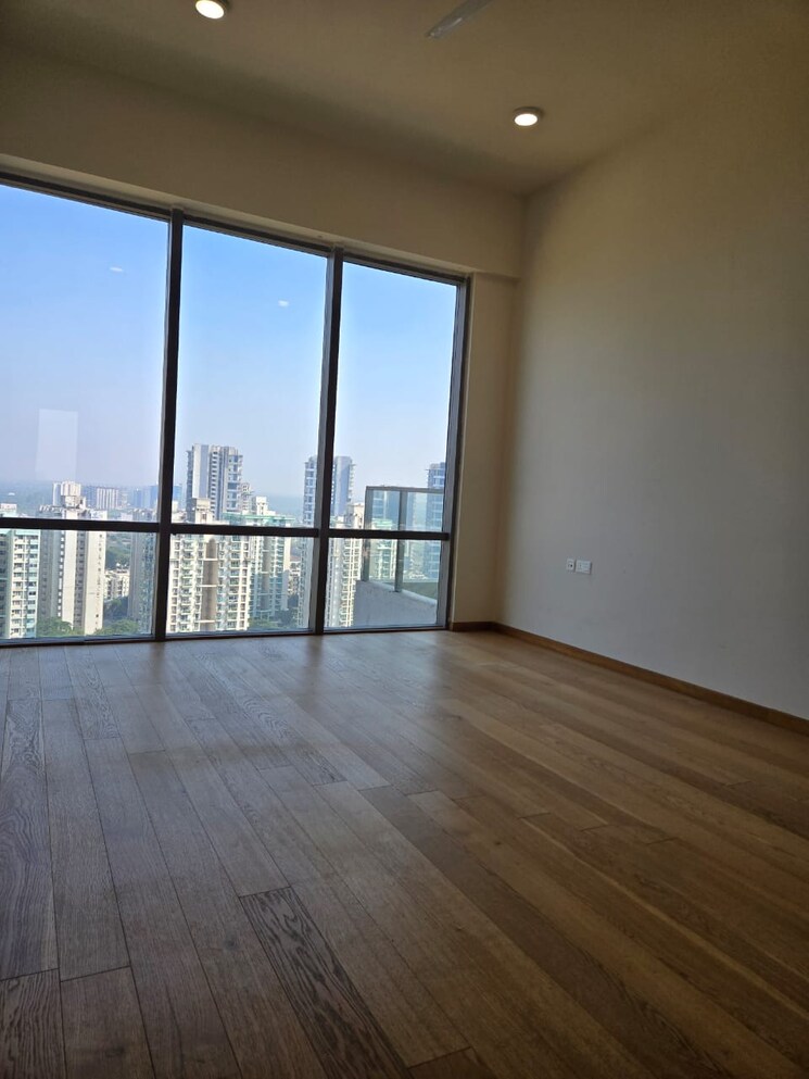 Room, paras-quartier 4 Bedroom 6000 Sq.Ft. Apartment In Gwal Pahari Gurgaon 9209269