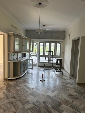 Living Room in 3 BHK Apartment at University Road – for Rent