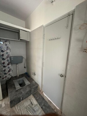 Master Bedroom in 3 BHK Apartment at University Road – for Rent