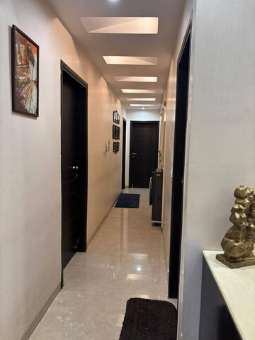 Building Lobby in 3 BHK Apartment at DLF Oakwood Estate, Dlf Phase ii – for Sale