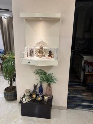 Furnished Amenities in 4 BHK Apartment at DLF Oakwood Estate, Dlf Phase ii – for Sale