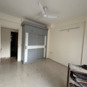 Room in 3 BHK Apartment at Gomti Nagar – for Rent