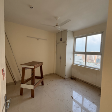 Room in 3 BHK Apartment at Gomti Nagar – for Rent