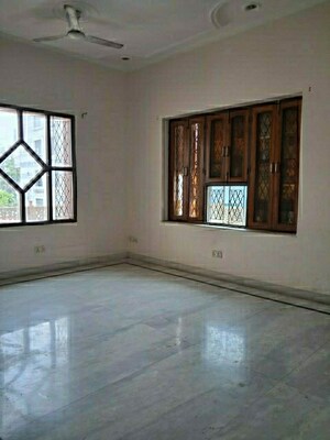 Room in 3.5 BHK Builder Floor at Sector 19 – for Rent
