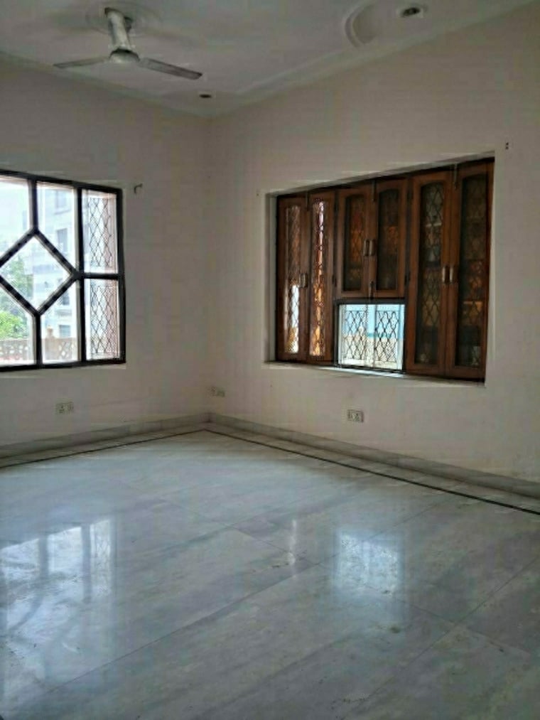 Room, sector 19 3.5 Bedroom 3150 Sq.Ft. Builder Floor In Sector 19 Faridabad 9209725