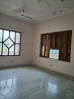 Room in 3.5 BHK Builder Floor at Sector 19 – for Rent