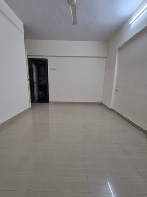 Room in 1 BHK Apartment at Thakur Gayatri Satsang, Kandivali East – for Sale