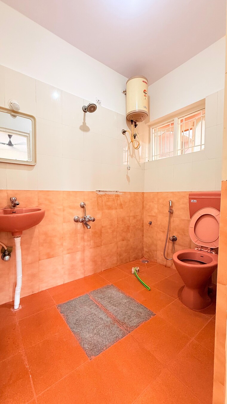 Bathroom, indiranagar 3 Bedroom 2100 Sq.Ft. Apartment In Indiranagar Bangalore 9209896